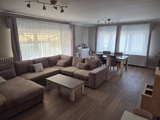 Een ruim appartement op de 2de verdieping (met lift) en bestaande uit inkomhal, 3 slaapkamers, apart toilet, vernieuwde keuken en badkamer en een ruime woonkamer. Een ruime garage gelijkvloers vooraan het gebouw is beschikbaar. Huurprijs: 850 €/maand +75 € syndic= 925 €/maand in totaal. Vrij vanaf 1 november eerstkomend. Bezoekaanvragen enkel per mail, niet telefonisch.