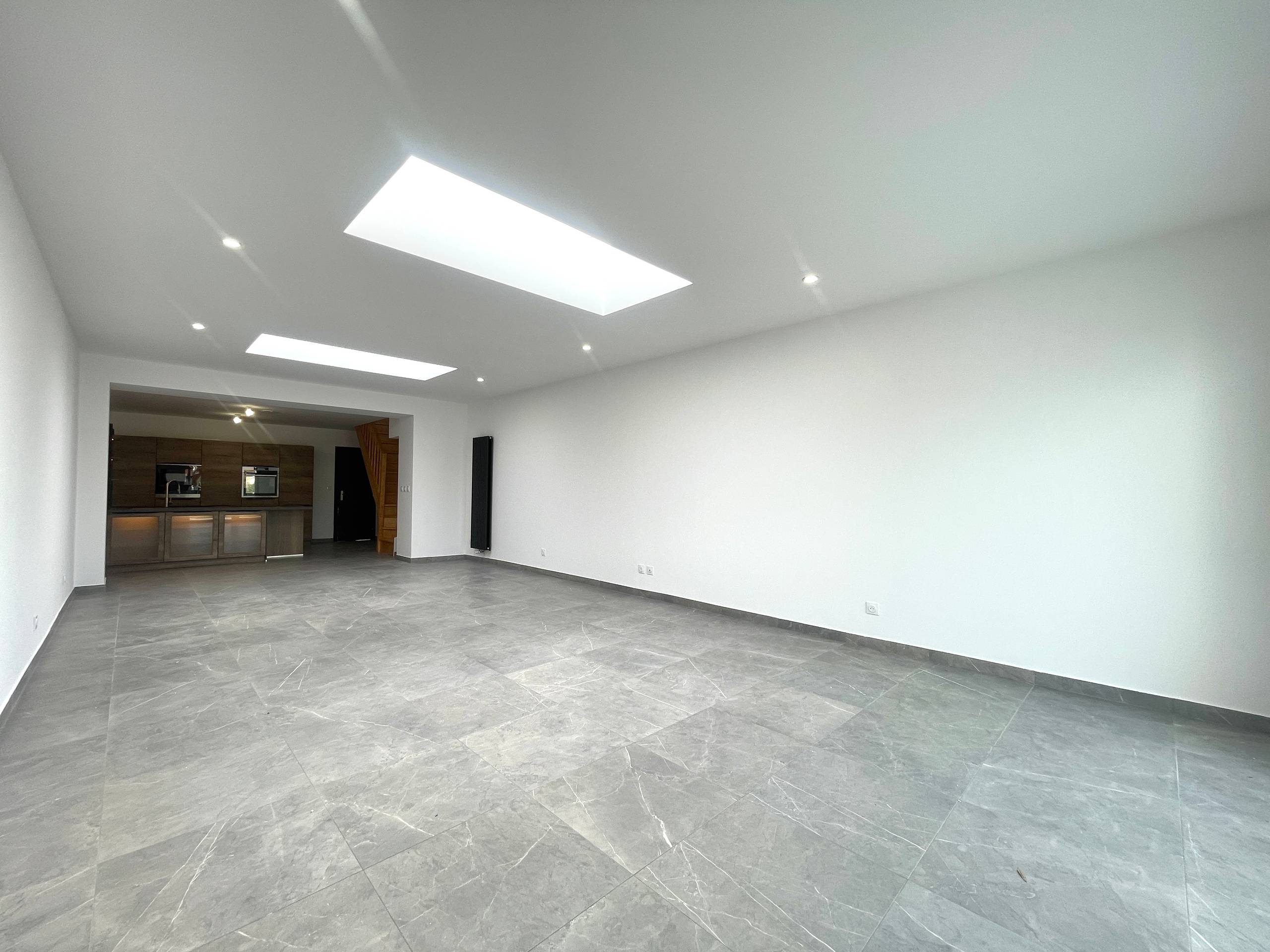 Zeer mooie en ruime gerenoveerde woning met garage en uitweg - foto 3