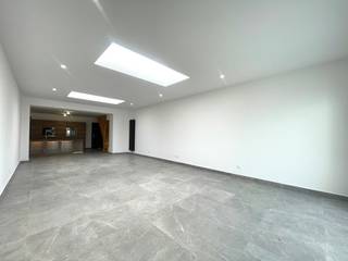 <strong>Wervik - Zeer mooie en ruime gerenoveerde woning met garage en uitweg te koop.</strong><br /><br />Ontdek deze gerenoveerde woning met 3 slaapkamers, kwalitatieve materialen en zeer veel lichtinval. Een woning waar je zorgeloos kan intrekken.<br /><br /><strong>Indeling:</strong><br />Twee bergingen, badkamer, toilet, zeer ruime leefruimte met open keuken, tuin en garage<br /><u>1ste verdieping:</u> 2 slaapkamers, toilet<br /><u>2de verdieping:</u> 3de slaapkamer met aansluitende badkamer<br /><br /><strong>Troeven:</strong>
<ul><li>Rustige ligging</li><li>Ruim</li><li>3 slaapkamers</li><li>Recent gerenoveerd</li><li>Tuin</li><li>Garage</li><li>Uitweg</li></ul>