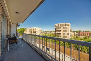 Between three parks, with the city nearby and yet remarkably quiet: this third-floor apartment combines sun, sight and space with two terraces and...