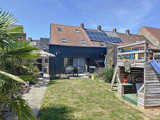 Instapklare woning op een boogscheut van diverse faciliteiten, bestaande uit een inkomhal met afzonderlijk toilet, gezellige leefruimte met eet-...