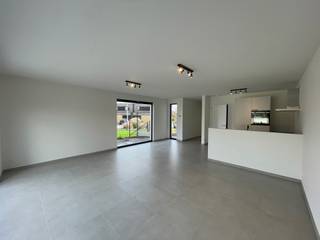 LEDE - Centraal gelegen NIEUWBOUW BEN-woning. <br /><br />Inschrijven voor het geplande bezoekmoment kan via onze website => www.immoderas.be<br /><br />LEDE - Recente HoB in rustige wijk.<br /><br />Inschrijven voor het geplande bezoekmoment kan via onze website => www.immoderas.be<br /><br />Deze prachtige woonst bevindt zich op wandelafstand van het station en het centrum van Lede. Verschillende scholen, winkels en horecagelegenheden liggen in de directe omgeving. Met de wagen bereik je de E40 binnen de 10 min.<br /><br />Naar indeling toe omvat het pand op het gelijkvloers: een inkomhal met apart toilet, ruime leefruimte met volledig geïnstalleerde open keuken (vaatwasser, koelkast, keramische kookplaat, oven, voldoende kastruimte) én aansluitende, ruime berging. De leefruimte geeft uit op een groot terras met tuin. Verder is er nog een inpandige garage die extra bergruimte biedt! Op de bovenverdieping beschikt de woning over 2 middelgrote en een grote slaapkamer(s) &amp; verder een ruime badkamer met ligbad, douche, dubbele wastafel en toilet.<br /><br />De water- &amp; energiekosten worden tot een minimum beperkt door middel van doorgedreven isolatie, 10 zonnepanelen en een regenwaterput van 5000l. De woning werd volledig geschilderd en is voorzien van armaturen.