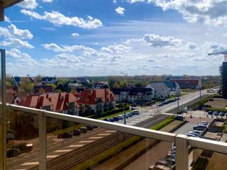 Appartement met zuidgericht terras en koertje<br /><br />Gelegen in het hart van Nieuwpoort-bad, vlakbij de winkelstraat, op wandelafstand van de zee, vind je dit gezellig zuidgericht appartement op de 6de verdieping van Santhooft D. <br /><br />Dit appartement is op te frissen. Ze is voorzien van een keuken met aansluitend de woonruimte en 1 badkamer voorzien van douche en toilet. <br />Naast de slaapkamer is nog een extra ruimte die kan dienen als kleine slaapkamer of bureau. <br />De leefruimte geeft uit op een gezellig zuidgericht terras waar het heerlijk vertoeven is door de windluwte en de overvloed aan zon. Bijkomend is er ook een afgesloten koertje voor extra opbergruimte buiten. <br />EPC C, elektriciteit conform, met een recent geïnstalleerde videofoon. Het gebouw beschikt over 2 liften die vlot toegang bieden tot het appartement.<br /><br />Mogelijkheid tot aankoop van een garage (€70.000) in het gebouw in dezelfde blok (Santhooft D), met zeer goede connectie tot het appartement.<br /><br />Geen renovatieplicht. <br />Geen immo, verkoop uit eigen hand.