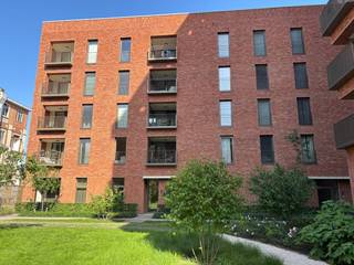 Ben je op zoek naar een nieuw thuis in het levendige centrum van Leuven? Dit moderne appartement biedt de ideale combinatie van rust en het levendige stadsleven en is daarenboven onmiddellijk beschikbaar!<br /><br />Gelegen in de nieuwe, duurzame woonwijk 'Hertogensite', biedt deze locatie een trendy woonomgeving en fungeert als een ideale uitvalsbasis, zowel voor het stadscentrum als voor de snelwegtoegang.<br /><br />Het gelijkvloerse appartement omvat een ruime woonkamer met veel natuurlijk licht, een volledig uitgeruste keuken, een overdekt terras, één ruime slaapkamer met aangrenzende badkamer, een technische berging en een apart toilet. De hoge plafonds vallen meteen op en dragen bij aan een gevoel van ruimtelijkheid in het appartement.<br /><br />Het appartement is volledig geschilderd en voorzien van moderne lichtarmaturen en passende gordijnen.<br /><br />Gebouwd in 2023 met kwalitatieve materialen, beschikt het appartement over een uitstekende EPC-score. De vloerverwarming, die per ruimte afzonderlijk kan worden geregeld, biedt niet alleen verwarming, maar kan ook de vloer passief koelen in de zomer. De vloerverwarming wordt aangestuurd door een centrale warmtepomp die de verwarming verdeelt over meerdere gebouwen. Het ventilatiesysteem heeft innovatieve kenmerken, waaronder warmteterugwinning en uiterst nauwkeurige sensoren.<br />Kortom, een duurzaam, energiezuinig en uiterst comfortabel appartement!<br />Het appartement is onmiddellijk beschikbaar vanaf 01/07/26 voor een periode van minimum 3 jaar.<br />De huurprijs bedraagt €1155 per maand + €130 provisie voor; <strong>verwarming, </strong><strong>warm water </strong>en het verbruik en onderhoud van de gemeenschappelijke delen. Koud water en elektriciteit zijn individueel.<br /><br />Lijkt dit appartement echt iets voor jou? Wees er dan snel bij en maak zelf een afspraak via onze online agenda onder 'bezoekmoment kiezen. Of neem gerust contact met ons op voor verdere informatie of om een bezichtiging te regelen, via telefoon op 016 23 90 81 (elke weekdag bereikbaar tussen 10u en 13u). Dit is een geweldige kans die u niet wilt missen!