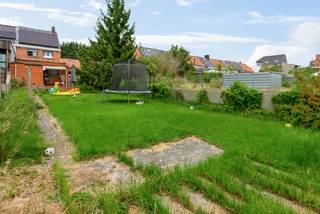 <p>Deze woning aan de Tuinwijk in Rumst biedt een combinatie van comfort & gezelligheid, gelegen nabij het centrum van Rumst. Verschillende winkels, scholen en de bushaltes bevinden zich op wandelafstand. De oprit van de E19 Antwerpen-Brussel ligt op slechts 4 min. rijden. De indeling omvat op het GELIJKVLOERS een inkomhal, een woonkamer in L-vorm, een ingerichte keuken, een moderne & nieuw ingerichte badkamer en een tuinberging met aansluiting voor wasmachine. Op het 1e VERDIEP zijn een nachthal en 2 slaapkamers aanwezig. De woning is verder uitgerust met een kelder met thuisbatterij en een zolder, die mits plaatsing van een trap ingericht kan worden als 3e slaapkamer. Er is parkeergelegenheid onder de carport en op de oprit, geschikt voor de stalling van 2 voertuigen.<br />Troef van dit eigendom is de mooie en brede ZUID-gerichte achtertuin met zij-uitweg en een terras met zonnetent. <br /><br />Dit huis kent een EPC score D (geen renovatieplicht) en de keuring van de elektriciteit is volledig conform. Zonnepanelen zijn voorzien en het dak werd vernieuwd en geïsoleerd. Gelegen op een rustige & aangename plek, kunt u genieten van de nabijheid van voorzieningen en natuur, waardoor dit de balans creëert tussen rust en een bereikbaar leven. Contacteer ons via 03 459 99 99 of info@leximmo.be voor een bezichtiging ter plaatse! </p>