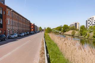 Welkom in de Groendreef 197 in Gent, waar comfort en modern woonplezier hand in hand gaan. Deze volledig gerenoveerde woning is ideaal voor wie op zoek is naar een instapklare thuis op een vlot bereikbare locatie.<br /><br />Via de inkomhal betreedt u de woning, die u meteen verwelkomt met een lichtrijke en aangename leefruimte. De praktische indeling zorgt voor een optimaal gebruik van de beschikbare ruimte. Aansluitend vindt u een volledig geïnstalleerde keuken, voorzien van alle hedendaagse toestellen en comfort – perfect voor wie graag kookt en geniet.<br /><br />De woning beschikt over drie volwaardige slaapkamers, die stuk voor stuk voldoende ruimte bieden voor een gezin, thuiswerk of hobby’s. Daarnaast is er een moderne badkamer aanwezig, afgewerkt met kwalitatieve materialen.<br /><br />Buiten vindt u een mooi zuidgericht tuintje, waar u in alle rust kan genieten van de zon – een ideale plek om te ontspannen of gezellig samen te zijn.<br /><br />Dankzij de grondige renovatie geniet u hier van hedendaags wooncomfort zonder zorgen, met aandacht voor afwerking en energiezuinigheid.<br /><br />Kortom, een ideale woning voor wie op zoek is naar een stijlvolle, instapklare thuis in Gent.<br /><br />Maak snel uw afspraak via 0471 65 25 34 of via info@vicusvastgoed.be