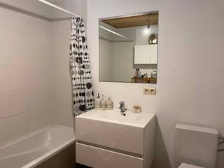 Dit aangename appartement is ideaal gelegen in het centrum van Lembeek, op wandelafstand van winkels, scholen, openbaar vervoer en het station. Dankzij de vlotte verbindingen met trein en bus geniet u van een uitstekende bereikbaarheid.<br />Het appartement beschikt over een lichtrijke leefruimte, een praktische keuken, twee volwaardige slaapkamers en een comfortabele badkamer. De functionele indeling maakt dit appartement ideaal voor koppels, kleine gezinnen of alleenstaanden.<br /><br />Indeling<br />ruime woonkamer met veel lichtinval<br />praktische keuken<br />2 slaapkamers<br />badkamer<br />apart toilet<br />berging<br /><br />Troeven<br />✔ Centrale ligging in Lembeek<br />✔ Dicht bij station, bus en scholen<br />✔ 2 volwaardige slaapkamers<br />✔ Nabij winkels en voorzieningen<br />✔ Goede verbindingen naar omliggende steden<br /><br />Interesse? Neem gerust contact op voor meer informatie of een bezoek ter plaatse via info@destryker.be of tel 02/356.61.60
