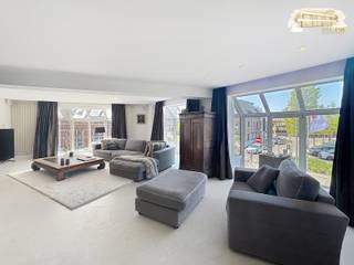 Ontdek deze prachtige en ruime duplex appartement die comfort, stijl en functionaliteit moeiteloos combineert.Gelegen in een rustige en toch centrale...