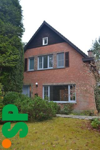 Charmante vrijstaande woning met mooie tuin op residentiële ligging, bestaande uit: op het gelijkvloers: inkomhall, leefruimte, keuken met...
