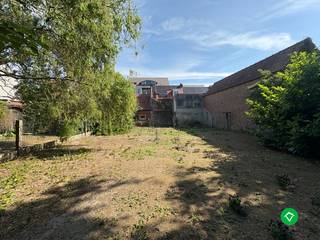 Bent u op zoek naar een charmante woning op een topligging? Dan is deze woning in hartje van Koekelare zeker iets voor u!<br /><br />Gelegen op ruim perceel, biedt deze 4-slaapkamerwoning enorm veel potentieel. <br /><br />Troeven van deze woning:<br />* Centrale ligging<br />* Ruim perceel van 577 m² <br />* 4 slaapkamers<br />* Mogelijkheid tot aankoop van aanpalende woning Zuidstraat 12 (ideaal voor investeerders, promotoren of wie groter wenst te wonen)<br /><br />Laat deze kans niet voorbijgaan en ontdek het potentieel van deze woning met eigen ogen. <br /><br />Interesse? Contacteer ons snel voor een bezoek ter plaatse!