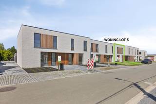 <span><span>Residentieel wonen in het landelijke Jonkershove (deelgemeente van Houthulst) waarbij iedere woning voorzien is van een ruim bijgebouw van ca. 40 m² (dubbele garage/loods). <br /><br /><strong>TRYCKEGOED</strong> is een kleinschalig en uiterst energiezuinig nieuwbouwproject bestaande uit <strong>10 woningen</strong>. Drie woningen langs de Mgr. Schottestraat en 7 gekoppelde woningen langs de Bosdreef. Alle woningen worden opgeleverd met 3 ruime slaapkamers, parkeergelegenheid voor de woning en gekoppeld aan een erg ruime garage/loods (tot 40m²) die ook als werk/berg ruimte kan dienst doen. De bijgebouwen kunnen langs achteren via een afzonderlijke toegang bereikt worden. Een deur in het bijgebouw koppelt deze met de tuin van iedere woning. </span></span><br /><br /><span><span><strong>Comfort, energiezuinigheid en kwaliteit zijn de eigenschappen van deze kleinschalige realisatie.</strong><br /><br />Tijdens de ontwerpfase werd veel aandacht geschonken aan enerzijds de <strong>energiezuinigheid</strong> </span></span><strong><span><span>(reeds eerste e-peil bekend van -15 !!! )</span></span></strong><span><span>en anderzijds het <strong>wooncomfort </strong>van de bewoners:</span></span>
<ul>
	<li><strong><span><span>Praktische indeling;</span></span></strong></li>
	<li><strong><span><span>Veel lichtinval;</span></span></strong></li>
	<li><span><span><strong>Handige en ruim bijgebouw</strong> (dubbele garage/loods);</span></span></li>
	<li><span><span>Regenwaterput van <strong>10.000L per woning</strong>; </span></span></li>
</ul>
<span><span>Op deze manier is het zowel binnen als buiten aangenaam vertoeven in deze woningen.<br /><br /><strong><u>Indeling:</u></strong> Mooie inkom met gastentoilet, open leefruimte met open keuken gekoppeld aan een erg ruime keukenberging. Op eerste verdiep beschikt de woning over 3 zeer ruime slaapkamers, een badkamer (inloopdouche, dubbele lavabo en mogelijkheid voor een bad) en afzonderlijk toilet op de gang. <br /><br /><strong><u>Wat maakt TRYCKEGOED uniek:</u></strong></span></span>

<ul>
	<li><span><span>Beter dan BEN (E4 tot E20) -&gt; 100% korting op onroerende voorheffing voor 5 jaar en S23 tot S28 (afhankelijk van type woning);</span></span></li>
	<li><span><span>Aluminium buitenschrijnwerk;</span></span></li>
	<li><span><span>Energiezuinig project (vloerverwarming met <strong>warmtepomp (l/w), 8 zonnepanelen per woning</strong>, warmtepomp met ingebouwde boiler voor sanitair warm water,…);</span></span></li>
	<li><span><span>Ventilatiesysteem D; </span></span></li>
	<li><span><span><strong>Kleinschalig project</strong>;</span></span></li>
	<li><span><span><strong>Rustige ligging</strong>;</span></span></li>
	<li><span><span>Kwalitatieve architectuur en materiaalkeuze;</span></span></li>
	<li><span><span><strong>Uniek concept met ruime dubbele garages/loods</strong> gekoppeld aan woning;</span></span></li>
	<li><span><span>...</span></span></li>
</ul>
<span><span><em>De oplevering van dit nieuwbouwproject is voorzien midden tot eind 2025.<br /><br />Prijs garage op aanvraag (dient mee aangekocht te worden per woning).</em><br /><br />Dit is een realisatie van Marc Demeulenaere. Wie reeds gebouwd heeft met deze bouwheer, weet dat we hier spreken van een zeer kwalitatieve opdrachtgever met oog voor kwaliteit en degelijkheid. U ziet onmiddellijk aan de werf dat dit project een goede opvolging geniet. <br /><br /><strong>Bent u op zoek naar een prachtige nieuwbouw als eigen woning of een goede investering met gegarandeerd rendement? Plan dan snel uw afspraak! Contacteer ons op het nummer 051 50 11 51 of via diksmuide@diksimmo.be.</strong></span></span>