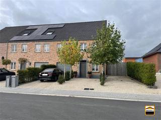 Recente eengezinswoning met 3 slaapkamers en leuke tuin op gunstige locatie* Energiezuinig (EPC--label: B)* Elektriciteit conform het AREI Deze...