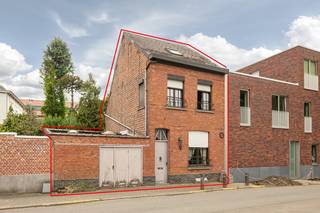 De woning is gelegen in een verkeersluwe zone langst het kanaal op wandelafstand van het station van Mechelen waardoor dit de perfecte uitvalsbasis vormt. <br /><br /><strong>Indeling van de woning:</strong><br />Gelijkvloers: Keuken, woonkamer, eetruimte, berging en de badkamer.<br />Eerste verdieping: 2 slaapkamers en de toegang naar de zolderruimte.<br />De zolder biedt alle mogelijkheden tot opslag of bijkomende slaapkamer.<br />Er is eveneens nog een kelder aanwezig.<br /><br />Deze woning valt onder de renovatieplicht, wat kansen biedt om ze naar eigen smaak en comfort te moderniseren.<br /><br />Ontdek deze woning nu al via de interactieve grondplannen met foto's.<br />Ga hiervoor naar www.wijns.be en klik op de knop “virtueel bezoek”.<br /><br />Info & afspraak: ☎ 0473/30 00 00 en/of ✉ Pieter@wijns.be<br />Wij maken graag tijd voor U.