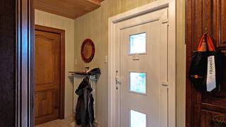 In de Peperstraat te Eeklo bevindt zich deze verrassend ruime gezinswoning, die reeds grondige verbouwingen onderging in 2002. Dankzij de...