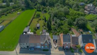 <strong>GIJZEGEM - Charmante halfopen bebouwing met ruime tuin en renovatiepotentieel.</strong><br />EERSTE BEZOEKDAG VRIJDAG 3/07 VAN 15U TOT 18U (enkel op afspraak!)<br /><br />Deze goed onderhouden halfopen bebouwing, opgericht in 1964 in traditioneel metselwerk, biedt een uitstekende basis voor wie op zoek is naar een woning met karakter, ruimte en tal van mogelijkheden om naar eigen smaak te moderniseren.<br /><br />Gelegen aan de Ansmeerweg in het landelijke Gijzegem geniet deze eigendom van een rustige en groene omgeving, terwijl winkels, scholen, openbaar vervoer en belangrijke verbindingswegen zich op korte afstand bevinden. Hier woont u in alle rust, met een vlotte bereikbaarheid naar Aalst, Dendermonde en de E40.<br /><br />Bij het betreden van de woning komt u terecht in een ruime inkomhal die toegang verleent tot de woonkamer en de keuken. Op het gelijkvloers bevinden zich daarnaast nog een praktische berging, een overdekt terras en een toegang naar de kelder.<br /><br />Via de nachthal op de eerste verdieping bereikt u momenteel drie volwaardige slaapkamers en een badkamer. Daarnaast beschikt de woning over een zolderverdieping die momenteel dienstdoet als stockageruimte en bijkomende mogelijkheden biedt.<br /><br />De absolute troef van deze eigendom is zonder twijfel de ruime tuin. Hier geniet u in alle privacy van het groen en de rust, een ideale plek voor tuinliefhebbers, gezinnen of wie graag buiten vertoeft.<br /><br />Verder wordt de woning verwarmd op aardgas en is er een regenwaterput aanwezig.<br />Bent u op zoek naar een degelijk onderhouden woning met veel potentieel, een prachtige tuin en een rustige ligging? Dan is deze eigendom zeker een bezoek waard. Bel voor een bezoek 053/60.65.60.<br /><br />De vermelde prijs is een richtprijs. Na ontvangst van de biedingen zal de verkoper beslissen of hij/zij de eigendom verkoopt aan het beste bod. De richtprijs is aldus niet bindend voor de verkoper. Voor meer info kunt u ons contacteren of het reglement raadplegen op onze website.