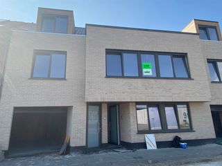 Op centrale ligging vinden we deze nieuwbouwwoning die tot in de puntjes afgewerkt is. <br /><br />Dichtbij winkels, scholen, restaurants en parken. Het pand is vlot bereikbaar via openbaar vervoer of invalswegen en geniet toch van een rustige ligging. De zee ligt op een kwartiertje wandelen of 5 minuutjes met de fiets .De woning werd gebouwd met kwaliteitsvolle en duurzame materialen en wordt gekenmerkt door zijn functionaliteit en ruimte. Alsook zijn er zonnepanelen aanwezig.<br /><br />De woonkamer met aansluitend de keuken bevindt zich op de eerste verdieping. <br /><br />Via de trap krijgt je toegang tot de 3 slaapkamers en badkamer. Bij de woning is er ook een garagebox aanwezig.<br /><br />Beschikbaar vanaf 01/11/2026.<br /><br />