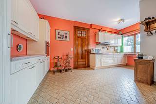 Contact : Sabrina 071 15 87 87 ou sabrina.saintjean@weinvest.beSituée dans un quartier d’Aiseau-Presles, cette charmante maison quatre façades offre...