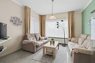 <p><span>Goed gelegen halfopen bebouwing met ruime oprit, 3 slaapkamers en tuin</span></p><p><span> </span></p><p><span>Dit betreft een charmante, halfopen bebouwing met 3 slaapkamer nabij de dorpskern van Kieldrecht.<br />De woning is gunstig gelegen op wandelafstand van winkels, scholen, openbaar vervoer en is tevens een zeer geschikte uitvalsbasis voor Antwerpen &amp; het Havengebied door door de nabijheid van de E34 (Antwerpen-Gent).</span></p><p><span>De gezellige ruimtes, de gunstige attesten en de aangename tuin zijn enkele van de vele troeven die deze woning te bieden heeft. </span></p><p><span><br /></span><span>INDELING</span></p><p><span> </span></p><p><span>Gelijkvloers:</span></p><p><span>Mooi aangelegde oprit met voldoende parkeerplaatsen.</span></p><p><span>Inkomhal.</span></p><p><span>L vormige woonkamer met gezellige woonhoek.</span></p><p><span>Keuken met aansluitend een ruime bijkeuken voorzien van alle comfort.</span></p><p><span>Apart toilet. </span></p><p><span>Aangename veranda.</span></p><p><span>Gezellige tuin met polyvalente werkruimte. </span></p><p><span> </span></p><p><span>1e verdieping:</span></p><p><span>2 slaapkamers.</span></p><p><span>Badkamer met inloopdouche, toilet en wasmeubel.</span></p><p><span> </span></p><p><span>Zolder:</span></p><p><span>Geïsoleerde zolderkamer met vaste trap.</span></p><p><span> </span></p><p><span>EXTRA</span></p><p><span>Solide gebouw in staat van onderhoud.</span></p><p><span>Uitstekende uitvalsbasis</span></p><p><span>Woning voorzien van rolluiken.</span></p><p><span>Airco aanwezig. </span></p><p><span>Zonnepanelen en zonneboiler.</span></p><p><span>CV op aardgas via HR condensatieketel.</span></p><p><span>PVC ramen met dubbele HR beglazing.</span></p><p><span>Conforme elektrische installatie.</span></p><p><span>Dak en gevels geïsoleerd. </span></p><p><span> </span></p><p><span>EPC label B - 197kWh/m².</span></p><p><span>Wg - Vg - Gvv - Gvkr - Gmo</span></p><p><span> </span></p>