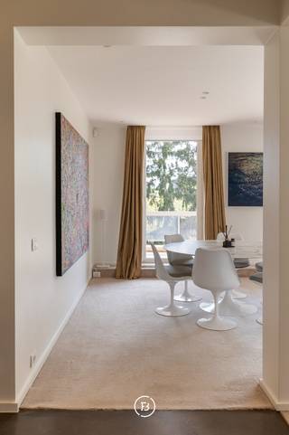 Prachtig hoekappartement op toplocatie in de gegeerde wijk Messidor, op wandelafstand van het Brugmannpark, gelegen in een stijlvolle residentie.<br /><br />Het appartement bevindt zich op de tweede verdieping en beschikt over een inkomhal met vestiaire en gastentoilet. De ruime, lichtrijke leefruimte met salon en eetkamer geeft rechtstreeks uit op een zuidwestgericht terras met optimale zoninval.<br /><br />De volledig uitgeruste Bulthaup-keuken is functioneel en van hoge kwaliteit.<br /><br />Het nachtgedeelte omvat een master bedroom met dressing en en-suite badkamer, een tweede slaapkamer en een wasruimte. Mogelijkheid tot herindeling naar 3 slaapkamers en 2 badkamers.<br /><br />Hoogwaardige afwerking met o.a. gepolierd beton, ingemaakte kasten, marmer, airconditioning en alarmsysteem.<br /><br />Gelegen in een groene, residentiële buurt nabij winkels, restaurants en openbaar vervoer.<br /><br />Twee kelders inbegrepen, autostaanplaats (25.000 €)