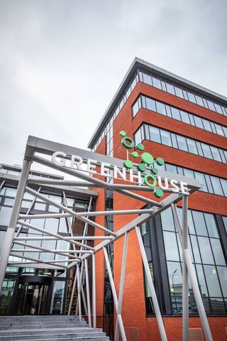 High-end kantoorruimtes <strong>vanaf 27 m² tot 651m² (en meer)</strong> te huur nabij de R0 en de E40 te Diegem.<br /><br />De kwalitatieve kantoorruimtes zijn gelegen in de state-of-the-art Greenhouse BXL kantoorgebouwen, voorzien van een oa. een co-working lounge, restaurant, vergaderruimtes, toegangscontrole en binnenkort tevens een groen park met ondergrondse parking.<br /><br />Mogelijk tot het huren van een archiefruimte. Uiterst welgelegen nabij de R0 en E40.<br /><br />Contacteer <strong>PANORAMA B2B</strong> voor bijkomende inlichtingen, plannen of een plaatsbezoek <strong>0477 09 00 09</strong>