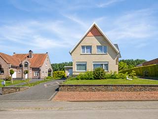 Bent u op zoek naar een open bebouwing op een rustige, landelijke locatie met heel wat ruimte en groen? Dan is deze charmante woning in het landelijke Vloerzegem absoluut een bezoek waard.<br />Bij het binnenkomen verwelkomt de ruime inkomhal u en geeft deze toegang tot de gezellige leefruimte met eetplaats. Aansluitend bevindt zich de ruime, lichtrijke keuken, die uitkijkt op de tuin. Vanuit de keuken bereikt u de aangename veranda, de ideale plek om in alle rust te genieten van het zicht op de prachtig aangelegde tuin.<br />Op de verdieping bevinden zich drie comfortabele slaapkamers en een badkamer met potentieel. Extra bergruimte is voorzien op de geïsoleerde zolder en in de ruime kelder, waar bovendien nog een douche aanwezig is.<br />Ook aan parkeergelegenheid is er geen gebrek: de woning beschikt over een ruime garage en een grote oprit met plaats voor meerdere wagens.<br />Buiten geniet u van een mooi aangelegde tuin met praktische opbergruimtes. Een absolute meerwaarde voor dierenliefhebbers of wie houdt van extra buitenruimte is de achterliggende weide met een oppervlakte van ca. 34a31ca.<br /><br />Dit pand is onderhevig aan de renovatieverplichting die door de Vlaamse overheid wordt opgelegd voor residentiële gebouwen. Meer informatie via energiesparen.be <br />Voor een bezoek, bel 054 23 53 83 of via info@localsvastgoed.be
