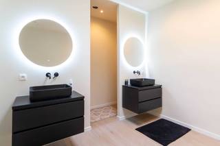 Onder optie!!<br /><br /><br /><br />Energiezuinige gezinswoning met grote tuin en garage!<br /><br />Op zoek naar een instapklare woning met ruimte, comfort en een uitstekende ligging?<br />Ontdek deze ruime gerenoveerde woning(175m/2) met EPC-label A, grote tuin, 3 grote slaapkamers en ruime garage met washoek. Gelegen in het rustige en groene deel van Borgerhout Extra-Muros, op een steenworp van het centrum van Antwerpen.<br /> <br />Indeling &amp; troeven: ruime en lichtrijke leefruimte, moderne keuken met zicht op de tuin, zonnige diepe tuin ideaal voor gezinnen, grote garage met washoek(ideaal voor hobbyisten), 3 grote slaapkamers, master bedroom met dressing ensuite, badkamer met bad en inloopdouche, 2 aparte toiletten, droge kelder, energiezuinig (EPC-A), rustige ligging in een aangename woonwijk, met winkels, scholen en openbaar vervoer op wandelafstand.<br /><br />-Electriciteit conform<br />-Asbestveilig<br />-Nieuwe CV installatie <br />-Zonnepanelen <br />-Mobiscore 9,5!<br />-Naast park<br /><br />0487628921<br /><br />Geen immo aub.