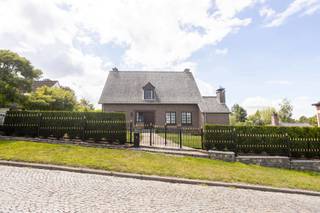 Deze stijlvolle kwalitatieve woning omvat maar liefst 280 m2 bewoonbare oppervlakte.Op het gelijkvloers een inkomhal (+ gastentoilet), een lichtrijke...