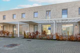 Deze nieuwbouwwoning is opgetrokken in 2025 en zeer rustig gelegen met privatieve parkeerplaats nabij het vernieuwde park van Adinkerke (De Panne)...