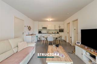 Vous recherchez un appartement d'investissement intéressant ou un logement confortable bénéficiant d'une situation centrale ? Cet appartement soigné situé au premier étage, en plein cœur de Wolvertem, mérite assurément votre attention. Grâce à sa construction récente (2011), son installation électrique conforme, son agencement fonctionnel et sa agréable terrasse orientée sud-ouest, il constitue une excellente opportunité. L'appartement est actuellement loué au prix de 846,52 €/mois + 15 €/mois de charges communes, garantissant un rendement locatif immédiat.Composition:Premier étage: Hall d'entrée, lumineux séjour avec cuisine ouverte, débarras, salle de bains avec baignoire, deux chambres d'environ 11,5 m² et 8 m², ainsi qu'une agréable terrasse orientée sud-ouest.Caractéristiques- Appartement situé au premier étage- Année de construction: 2011- Deux chambres- Terrasse orientée sud-ouest- Installation électrique conforme- Situation centrale au cœur de Wolvertem- Actuellement loué au prix de 846,52 €/mois + 15 €/mois de charges communes- Idéal comme investissement ou pour une occupation personnelle- Mesures reprises au registre des mesures : nonVous recherchez un appartement prêt à emménager ou un investissement sans souci dans un emplacement de premier choix ? Contactez Structura pour plus d'informations ou pour organiser une visite au 02/460.80.46 ou via info@structura.be