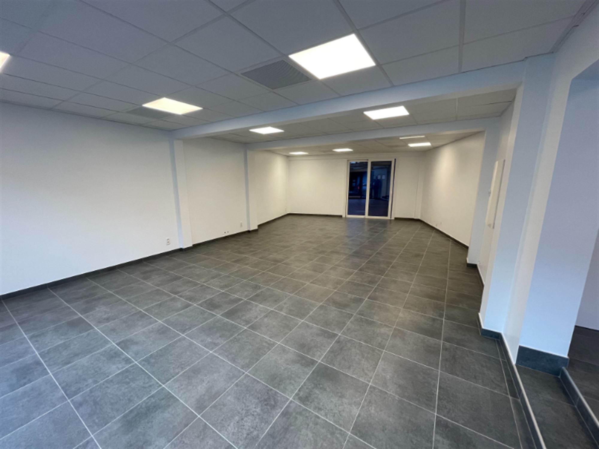 Retail space - photo 3