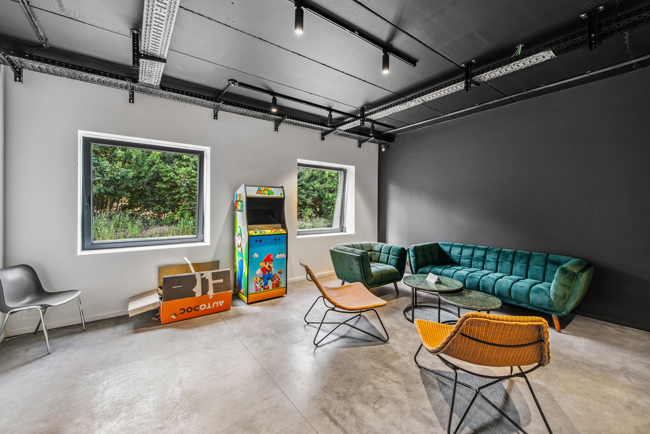 Veelzijdig bedrijfsgebouw met opslagruimte, kantoren en ruime parking - foto 4