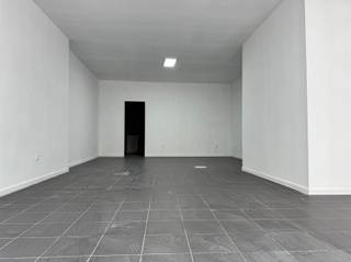 Te huur; commerciëel handelspand gelegen in de Stationsstraat 7 aan de Grote Markt te Sint NiklaasDit pand heeft een oppervlakte van 104 m²Voorzien van toilet en kitchenetteIdeaal voor winkel of kantoorruimte!