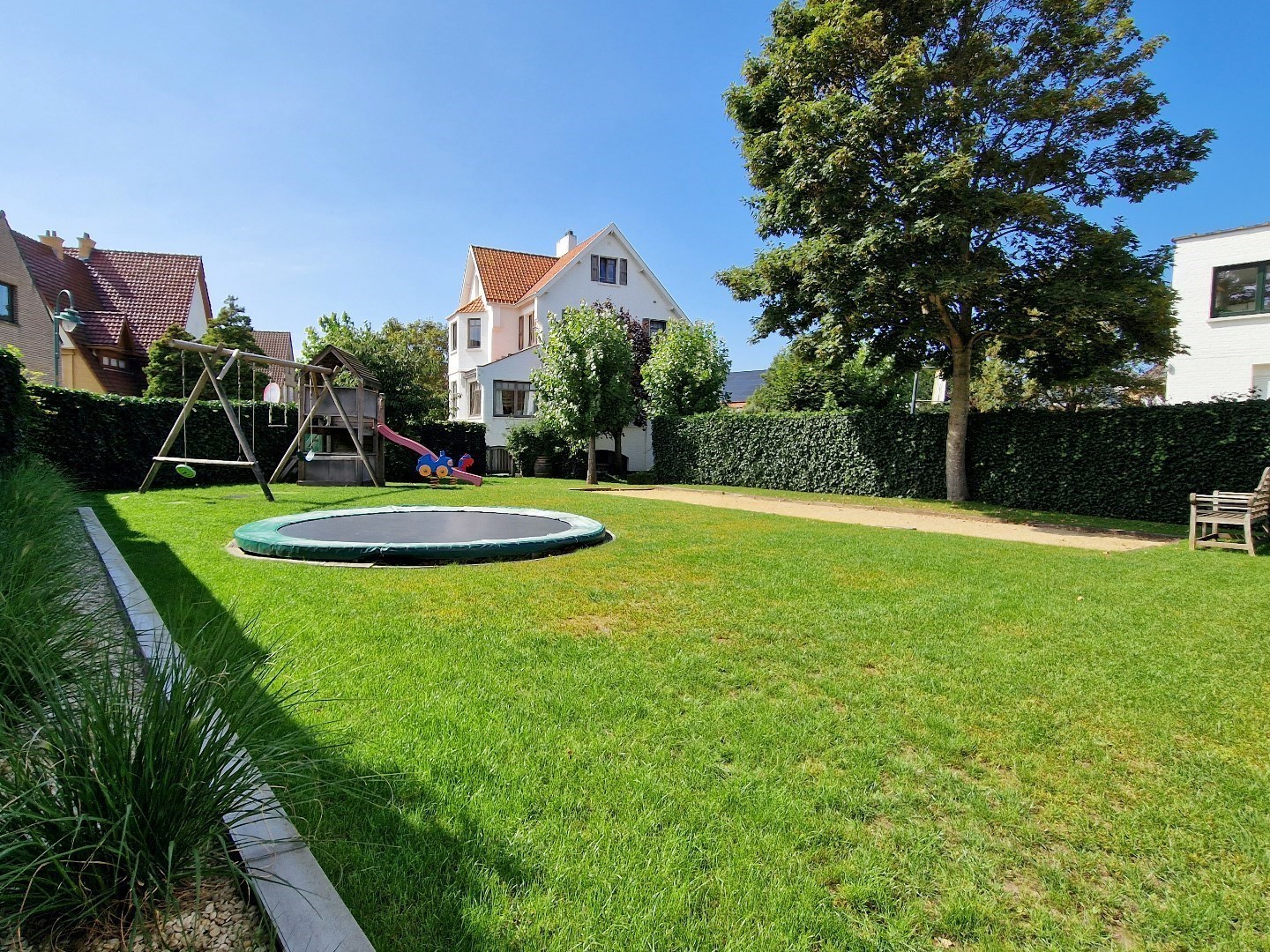 GERENOVEERDE CHARMANTE &amp; EXCLUSIEVE VILLA MET LIFT + ZES SLAAPKAMERS + GROTE TUIN + BOUWGROND GELEGEN IN DE PRACHTIGE DUMONTWIJK EN OP 300 METER VAN HET STRAND - foto 2