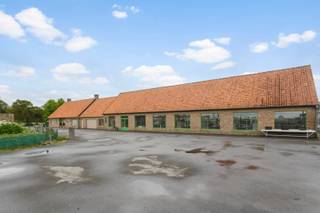 Aan het gehucht 'de Gapaard' te Lo-Reninge, stellen wij u deze bedrijfsgebouwen (winkel en serres) met woning voor. De commerciële ligging langs de...