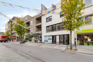 Deze recente handels- en commerciële ruimte van 243 m² bruikbare verkoopsruimte bevindt zich op een uitstekende locatie in het centrum van...