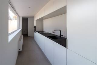 Welkom in deze moderne, instapklare woning in Menen. Met een bewoonbare oppervlakte van 127 m² biedt dit huis een ruim en licht geheel,...