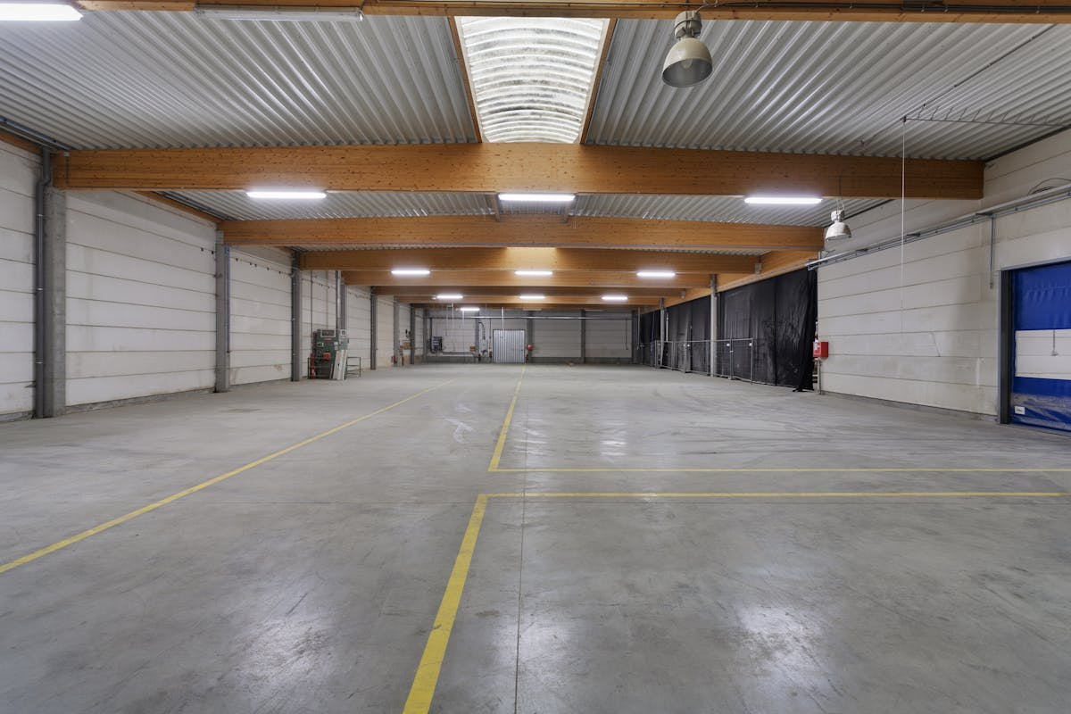 Commercial building with loading docks in the Ingelmunster industrial zone - photo 5