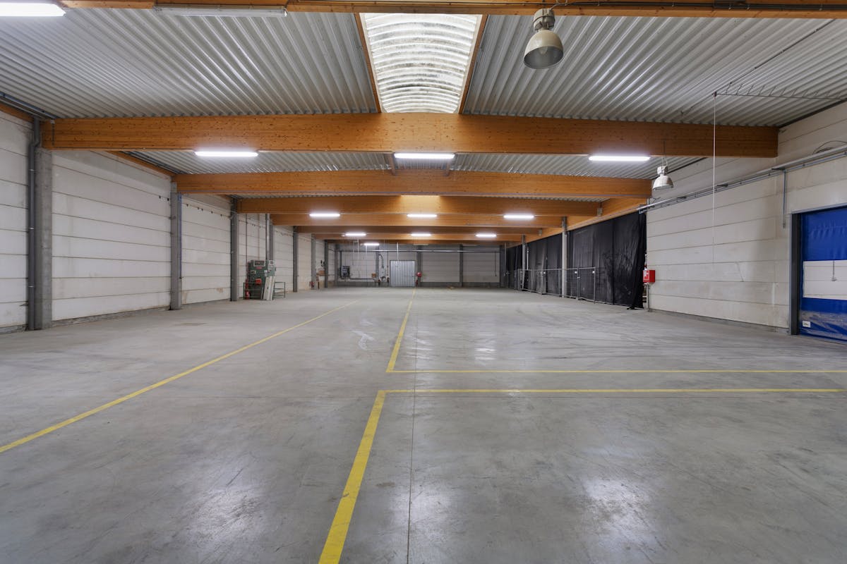 Bedrijfsgebouw met laadkades op industriezone Ingelmunster - foto 5