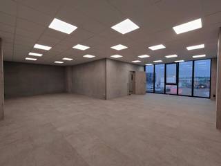 Magnifiek gelegen <strong>magazijn van 275 m² met 272 m² instapklare kantoorruimte</strong> en <strong>6 privatieve parkeerplaatsen</strong> te huur op de industriezone Waggelwater, in het bedrijvenpark BALDR.<br /><br />De <strong>casco loods van 275 m²</strong> (brandklasse B) is uitgerust met een automatische sectionale poort van (4 m B x en 4,50 m H), een aparte toegangsdeur, lichtstraat en polybetonvloer. De vrije hoogte bedraagt 6 m en de nutsleidingen (water, elektriciteit en data) komen individueel binnen in de opslagruimte. Daarnaast beschikt de loods over een toilet met spoelbak en is deze voorzien om een rolbrug in te plaatsen.<br /><br />De<strong> kantoorruimte van 272 m²</strong> is volledig instapklaar en verdeeld over twee verdiepingen, bereikbaar via zowel lift als trappenhal. De kantoren zijn uitgerust met een terras, kitchenette op elk verdiep, douche, dubbel toilet en airco/verwarming via vierwegcassettes.<br /><br />De site is volledig verhard en biedt ruime parkeer- en manoeuvreerruimte. Onmiddellijk beschikbaar.<br /><br />Contacteer <strong>PANORAMA B2B </strong>voor bijkomende inlichtingen, lastenboek, plannen of een vrijblijvend plaatsbezoek <strong>0479 70 70 73</strong>.