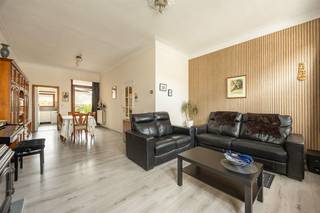 <p><span>Ruimte, groen én een garage in Deurne-Centrum? Deze instapklare woning heeft het allemaal: een lichte leefverdieping met overdekt terras, een zuidwestgerichte tuin met veel privacy, twee badkamers en een flexibel gelijkvloers dat ook perfect werkt als bureau of derde slaapkamer.</span></p><p><span>Praktisch gelijkvloers met tuincontact</span></p><p><span>Binnenkomen doe je op het gelijkvloers, waar de grote garage meteen een pak praktische ruimte biedt. Aansluitend ligt de wasberging met aansluiting voor de wasmachine, een wastafel en de condenserende gasketel van 2023. Achteraan bevindt zich een veelzijdige bureauruimte die evengoed kan dienen als derde slaapkamer, hobbyplek of rustige thuiswerkplek. Het schuifraam trekt het daglicht naar binnen en opent het zicht op de tuin. De geïsoleerde zijgevel en rolluiken met isolatie maken deze verdieping extra functioneel. De woning is bovendien volledig onderkelderd, handig voor voorraad, fietsen en alles wat je liever netjes uit het zicht bewaart.</span></p><p><span>Buiten wacht een verrassend ruime, zuidwestgerichte tuin met veel privacy. Het terras aan tuinniveau sluit mooi aan op het groen, terwijl een buitentrap de tuin verbindt met het overdekte terras op de eerste verdieping. Zo krijg je verschillende plekken om buiten te zitten, van een beschutte koffieplek tot een zonnige namiddag in de tuin.</span></p><p><span>Lichte leefverdieping met overdekt terras</span></p><p><span>Op de eerste verdieping vormen woonkamer en eetplaats één royale leefruimte. De lichte laminaatvloer houdt het geheel fris, terwijl de erker en de ramen voor- en achteraan voor een aangename lichtinval zorgen. Er is vlot plaats voor een ruim salon én een grote eettafel. Via de eetplaats stap je rechtstreeks naar het overdekte terras, een beschutte buitenkamer met zicht op het groen en een trap naar de tuin.</span></p><p><span>De aparte keuken is praktisch ingericht op een onderhoudsvriendelijke tegelvloer. Je beschikt er over een spoelbak, gasvuur, koelkast, dampkap en heel wat kastruimte. In de traphal zorgen de blokparketvloer en de karaktervolle tussendeur voor een warme, authentieke toets. Hier vind je ook een apart toilet met lavabo.</span></p><p><span>Twee slaapkamers, twee badkamers en extra comfort</span></p><p><span>De tweede verdieping is ingericht als rustige slaapzone op blokparket. De ruime slaapkamer geeft rechtstreeks toegang tot de badkamer, die is uitgerust met een toilet, een bad met douchescherm en een lavabomeubel met spiegelkast. Daarnaast is er een aparte douchekamer met douche en lavabo, bijzonder handig in de ochtendspits. De tweede slaapkamer geeft uit op een balkon en beschikt over een aparte dressing. Dankzij de flexibele bureauruimte beneden telt de woning in de praktijk twee tot drie slaapkamers.</span></p><p><span>Groen, winkels en verbindingen dichtbij</span></p><p><span>Je woont hier in Deurne-Centrum, met scholen, winkels, openbaar vervoer en belangrijke invalswegen vlakbij. Ook het Rivierenhof ligt in de buurt: 130 hectare groen met wandelpaden, vijvers, sportmogelijkheden, speelplekken en ruimte om gewoon even te ontsnappen aan de stadsdrukte. Zo combineer je een praktische stadsbasis met opvallend veel groen binnen handbereik</span></p>
