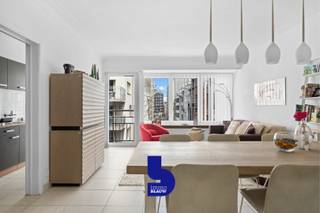 Ontdek dit lichtrijke appartement ,op de derde verdieping, met twee slaapkamers in het hart van Oostende.<br />Een ideale woonst of investering voor wie wil genieten van de zee én het stadsleven.<br /><br />De aangename leefruimte biedt voldoende plaats om te ontspannen of gasten te ontvangen.<br />De volledig ingerichte keuken is voorzien van alle moderne toestellen. Verder beschikt het appartement over twee ruime slaapkamers, een badkamer met bad/douchecombinatie en wastafel, een apart toilet en een praktische bergruimte.<br /><br />Wanneer we de deur achter ons toe trekken staan we reeds met één been in de zee, het park, de winkelstraat en ook verschillende culturele voorzieningen zijn op wandelafstand.<br /><br />In 2027 ondergaat deze residentie een totale renovatie. Meer info op eenvoudig verzoek.