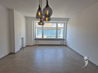 <p><span>Prachtig smaakvol gerenoveerd 2 slaapkamer appartement met mooie ligging in een rustige woonwijk in centrum Leuven.</span></p><p><span>Dit appartement is makkelijk bereikbaar met de lift en heeft een luk uitzicht van op de 3e verdieping.<br /><br />Het appartement heeft een ruime inkom met vestiaire en een apart toilet. <br />Er is en mooie, lichtrijke leefruimte met veel plaats voor een zithoek, een eetplaats en eventueel zelfs een hobbyhoek/bureau ruimte.</span></p><p><span><br />De keuken is voorzien van allerhande handige ingebouwde toestellen ( Afwasmachine, frigo, diepvries, inductie kookplaat met ingeboude dampkap, wastafel, oven )<br />Alsook is deze keuken voorzien van veel opslag ruimte en geeft uit op een mooi terras.<br />Er zijn 2 ruime slaapkamers aan de achterkant van het gebouw dus het is er zeer gunstig om rustig te slapen.<br />De badkamer is voorzien van een mooie wastafel, een inloop douche, een handdoeken verwarming.</span></p><p><span>Er is een wasplaats met plaats voor wasmachine en droogkast.</span></p><p><span> </span></p><p><span>Beneden in het gebouw is er een kelder met extra opslagplaats.<br /></span><span>Parkeren kan in straat met een parkeerkaart.</span><span><br />Beschikbaar vanaf 1/9/2026 voor lange duur. <br />Dit appartement is </span><span>niet</span><span> bemeubeld.<br />De gemeenschappelijke lasten bedragen 150€ per maand.<br />Deze lasten zijn inclusief een voorschot voor verbruik van verwarming.<br />Al het verbruik is ten laste van de huurder.<br /><br />Interesse? Vraag uw bezoek aan via onze website.</span></p><p><span> </span></p>