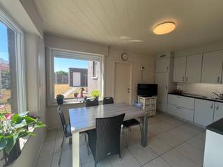 Volledig gerenoveerde ruime gezinswoning met tuin en garage met uitweg achteraan.<br />Met 3 slaapkamers, met centrale verwarming op aardgas.<br />Achteraan is een nieuwe uitbouw met de keuken en de badkamer, de wasplaats, de berging en het toilet.<br />Er zijn overal PVC ramen met dubbel glas, met vliegenramen en rolluiken.<br />In de garage zit een automatische sectionale poort.<br />De volledige woning wordt net voor aanvang huur opnieuw geschilderd en zal dus volledig opnieuw fris en netjes staan.<br />De vorige huurders laten de gordijnen en verlichting hangen.<br />Kortom, deze woning is instapklaar en zeker uw bezoekje waard !