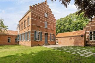 <p><span>Monumentaal kloostergebouw gelegen in de dorpskern van Meer - Hoogstraten </span></p><p><span>Dit prachtige historische monument werd bouwkundig gerenoveerd en biedt vele mogelijkheden voor een combinatie van wonen en werken.</span></p><p><span>Indeling<br />Het gelijkvloers biedt ruimte voor royale en lichte woonruimtes zoals een keuken en eetkamer alsook een living en daarnaast een aparte vleugel met mogelijk een kunstgalerij, winkel of kantoorruimte. Op de eerste verdieping kunnen meerdere slaapkamers of "Bed and Breakfast kamers" worden ingericht en op de zolderverdieping kan een prachtig loftappartement worden gerealiseerd. </span></p><p><span>Mogelijkheden<br />Binnen de herontwikkeling van deze historische locatie werd dit gebouw bestemd tot een combinatie van wonen en werken en zijn er mogelijkheden voor B&amp;B, galerij of atelier, etcetera. </span></p><p><span>Bijzonderheden<br />Het eigendom omvat het hoofdgebouw van de kloostersite met bijbehorende tuin en vier parkeerplaatsen. </span></p><p><span>Voor inlichtingen, neem contact op met Arthur Rodenburg op gsm 0473311709.</span></p>