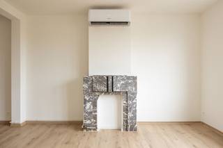 <p>Tussen het levendige Zurenborg en het gezellige Moorkensplein vind je dit charmante appartement in een kleinschalig gebouw aan de Sterlingerstraat 20.</p><p>Op wandelafstand van tramhalte Zurenborg, station Berchem, en diverse buslijnen. Met de Antwerpse Ring om de hoek ben je bovendien snel onderweg richting binnenstad of buitenstad.<br />De buurt bruist: denk aan koffiebars, buurtwinkels en fijne restaurants — allemaal op wandelafstand.</p><p>•    Volledige renovatie in 2026<br />•    75 m² woonoppervlakte met logische, open indeling<br />•    Warmtepomp voor energiezuinige verwarming<br />•    Airco voor een optimaal comfort<br />•    Direct beschikbaar</p><p>Binnen wacht een lichte leefruimte met open keuken voorzien van alle comfort: kookplaat, oven, koelkast, vaatwasser en voldoende bergruimte. De warme parketvloer en hoge plafonds versterken het ruimtelijk gevoel.<br />De slaapkamer ligt aan de stille achterzijde en biedt voldoende plaats voor een groot bed en kast. De badkamer is modern ingericht met douche, wastafelmeubel, handdoekradiator en aansluiting wasmachine. Verder apart toilet.</p><p>Een praktische woning met een frisse, hedendaagse uitstraling.</p><p>Elektriciteit op individuele meter op naam van huurder. Maandelijkse lasten € 30/maand (provisie voor privatief waterverbruik).</p><p>Benieuwd? Gelieve uw gegevens in te vullen onderaan de advertentie op onze website www.sinjoor.be. De dossierverantwoordelijke zal nadien zo snel mogelijk contact met u opnemen.</p>