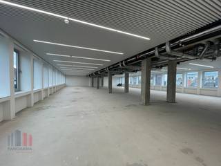 <strong>Kantoorruimte </strong>van in totaal <strong>482 m² </strong>te Sint-Gillis, gelegen in de bruisende Dejonckerstraat op een absolute toplocatie vlak bij de Louizalaan.<br /><br />Deze dynamische buurt biedt een uitzonderlijke mix van voorzieningen: een ruim aanbod aan restaurants zoals Lloyd Café en De Colonel, diverse winkels, sportfaciliteiten en andere diensten op wandelafstand. De centrale ligging garandeert bovendien een uitstekende bereikbaarheid met het openbaar vervoer en de wagen, wat zorgt voor een vlotte toegang voor medewerkers en bezoekers.<br /><br />Het kantoorgebouw wordt momenteel grondig en volledig gerenoveerd met de nieuwste duurzame technieken. Zo wordt het uitgerust met een warmtepomp en volledig gasloos uitgevoerd, wat resulteert in een toekomstgerichte en energie-efficiënte werkomgeving. Daarnaast dragen moderne ventilatiesystemen, <strong>LED-verlichting</strong> en <strong>zonnepanelen</strong> bij aan een optimaal werkcomfort en aanzienlijk lagere energiekosten.<br /><br />Deze combinatie van strategische ligging, hoogwaardige renovatie en duurzame technologie maakt dit project bijzonder aantrekkelijk voor ondernemingen die op zoek zijn naar kwalitatieve en toekomstbestendige kantoorruimte in het hart van Brussel.<br /><br />Contacteer <strong>PANORAMA B2B </strong>voor meer informatie of een vrijblijvend plaatsbezoek op <strong>0477 09 00 09</strong>.