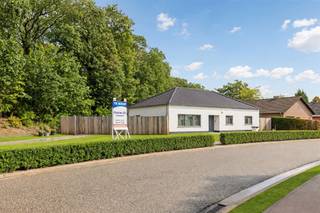 <p>WOW! Sommige woningen hebben ruimte. Andere hebben een topligging. Maar deze woning? Die heeft het allebei!</p><p>Stel je voor: wakker worden in alle rust, genieten van heerlijk gelijkvloers wooncomfort en vanuit je eigen achtertuin rechtstreeks de prachtige natuur van Merksplas-Kolonie instappen. Wat een plek om thuis te komen!</p><p>Aan de Vaartstraat in Merksplas ontdek je deze bijzondere eigendom met maar liefst 194 m² bewoonbare oppervlakte op een perceel van 836 m². Een unieke combinatie van ruimte, vrijheid, privacy en natuur!</p><p>Een zee van ruimte, helemaal gelijkvloers!</p><p>Zodra je binnenkomt, voel je het: hier is ruimte om écht te leven! De royale, lichtrijke leefruimte vormt het gezellige hart van de woning, met volop plaats voor een sfeervolle zit- en eethoek. De aansluitende ingerichte keuken biedt ingebouwde toestellen, veel kastruimte en een praktische voorraadberging.</p><p>Verder ontdek je drie volwaardige slaapkamers en maar liefst twee badkamers! Geniet van een ontspannen moment in het vrijstaande ligbad of kies voor het comfort van de tweede badkamer met inloopdouche. Airconditioning maakt het plaatje compleet.</p><p>Praktisch? Absoluut! En hoe!</p><p>De ruime dubbele inpandige garage biedt volop plaats voor wagens, fietsen, wasvoorzieningen en opslag. Ook het naastgelegen perceel behoort tot de eigendom en biedt extra mogelijkheden. Buiten wacht een onderhoudsvriendelijke buitenzone met houten overkapping en aparte berging. Een elektrische toegangspoort en camerabewaking zorgen voor extra privacy en veiligheid.</p><p>En dan… de troef die deze woning écht uitzonderlijk maakt!</p><p>Je opent je tuinpoort en staat gewoon midden in het groen van Merksplas-Kolonie! Geen autorit, geen verplaatsing, maar rechtstreeks vanuit je eigen tuin de prachtige bossen, statige dreven en open landschappen in.</p><p>Droom je van lange wandelingen, een ochtendloopje tussen de bomen of gewoon genieten van de stilte? Hier ligt het allemaal letterlijk aan je voeten. Een achtertuin met een prachtig natuurgebied als verlengstuk… hoe bijzonder is dat?</p><p>Dit is geen alledaagse woning. Dit is een buitengewone woonkans!</p><p>Kom kijken, voel de ruimte en ontdek deze bijzondere plek in Merksplas!</p><p><br />EPC-label B (146 kWh/m²/jaar), elektriciteit conform, asbestveilig. Infoplicht: Vg, Wg, Gmo, Gvkr, Vv. P-score: A, G-score: A. Dit is geen aanbod; alle informatie onder voorbehoud van materiële vergissingen en/of wijzigingen.</p><p><br /> </p><p><br /> </p>