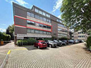 Espace de bureau/salle d'exposition spacieux à louer dans un quartier calme de Strombeek-Bever. Situé au deuxième étage, il comprend : une grande salle d'exposition, un bureau séparé, une cuisine, des installations sanitaires avec douche, des rangements et un garage double (-1). Il existe également de nombreuses possibilités de stationnement extérieur. - Dans un bâtiment durable et de grande qualité avec ascenseur.- 220 m2 de surface- Box de garage double- Bon score EPC = EPC B- Disponible immédiatement Prix demandé : 1750 euros.