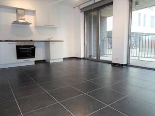 <span>Deze nette kleine studio </span><span>biedt alle comfort op een zeer compacte manier. Met een ligging </span><strong>nabij Gent Zuid</strong><span>, in de nabijheid van fietsroutes die een makkelijke verbinding bieden naar de binnenstad en een makkelijke toegang naar de autosnelweg of de R40 is de perfecte uitvalsbasis voor wie in Gent wil wonen.</span><br /><br /><span>De</span><strong> ruimte </strong>(keramische vloer) is voorzien van een<strong> kleine geïnstalleerde keuken </strong>en<span> biedt via het grote schuifraam toegang tot het leuke </span><strong>terras</strong><span>. De keuken is voorzien van een vitrokeramische kookplaat, een dampkap, een oven, en een inbouwkoelkast. Achter de keuken ligt de berging, waar plaats is voor een wasmachine en droogkast.</span><br /><br /><span>De </span><strong>badkamer</strong><span> is ingericht met een hangmeubel met wastafel en een douche en <strong>toilet.</strong></span><br /><br /><br /><strong>Domicilie verplicht</strong><span>, huisdieren niet toegestaan.</span><br /><strong>Huurprijs : 625 Euro per maand</strong><br /><span>Huurwaarborg : 3 maanden huur</span><br /><strong>Gemeenschappelijke lasten : 65 Euro forfait per maand</strong><br /><span>Er zijn individuele tellers voor water, gas en electriciteit.</span><br /><span>Mobiscore : 9,5/10</span><br /><strong>Beschikbaar vanaf 01/05/2026</strong><br />Bezoeken enkel na afspraak.<strong><br /><br />Een bezoek plannen? Dit kan enkel via onze website www.stellarimmo.be/te-huur. Ga naar het pand en klik op "Een bezoek aanvragen" (onder de foto van de makelaar).<br /><br />Verdere info via martine@stellarimmo.be</strong>