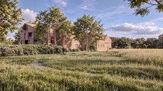 <p><strong>Woonerf Haeckendover – lichtrijk appartement van 121 m² met twee slaapkamers in een gerestaureerde hoeve uit 1864</strong></p>
<p>Compacter wonen zonder in te boeten op karakter. In Hakendover, net buiten Tienen, wordt een open vierkantshoeve uit 1864 omgevormd tot tien woningen rond een gedeeld erf met binnenkoer en boomgaard. Dit appartement is een van de zes appartementen van het project.<br /><br />Met 121 m² woonoppervlakte en twee slaapkamers heb je ruimte genoeg, zonder de zorgen van een groot huis. De indeling combineert de openheid en lichtinval van een loft met de warmte van een historisch gebouw. [Terras/buitenruimte: …] Rondom het erf, in een omgeving die beschermd is als dorpsgezicht. Wat je vandaag ziet, blijft ook morgen zo.<br /><br />Achter de oude gevels zit een volledig toekomstgerichte woning. Je verwarmt en koelt met geothermie, via vloerverwarming en passieve koeling. Ventilatie type D zorgt voor gezonde lucht, zonnepanelen leveren eigen stroom, en het beoogde E-peil van E20 betekent een lage energiefactuur, jaar na jaar.<br /><br />Het project wordt gerealiseerd door Échelle, dat al 40 jaar historische panden herbestemt. Dat merk je aan de details: bestaande gevels, de hoge doorrit en de gewelfde aardappelkelder uit 1864 krijgen een plaats in het nieuwe geheel. Er wordt gebouwd met materialen die mooier worden met de jaren, wat je ook in je onderhoudskosten terugziet.<br /><br />De ligging is rustig en toch vlot: Tienen om de hoek, Leuven op een twintigtal minuten, Brussel op ongeveer 40 minuten en de E40 dichtbij. Ideaal voor wie een grote woning wil inruilen zonder naar de stad te verhuizen, of voor wie opnieuw start en een thuis met karakter zoekt.<br /><br />De oplevering is voorzien eind 2027 – begin 2028. <br /><br />Zo heb je alle tijd om je huidige woning te verkopen en je verhuis rustig voor te bereiden.</p>
<p><strong>Prijs:</strong> € 385.528 excl BTW en registratie<br /><br /><strong>Parking:</strong> verplicht aan te kopen aan 16.667 euro. excl BTW en registratie<br /><br /><strong>Interesse of meer info?</strong> Neem contact op met ons kantoor in Tienen of plan meteen een afspraak. We tonen je graag de plannen en vertellen je meer over de site.</p>
